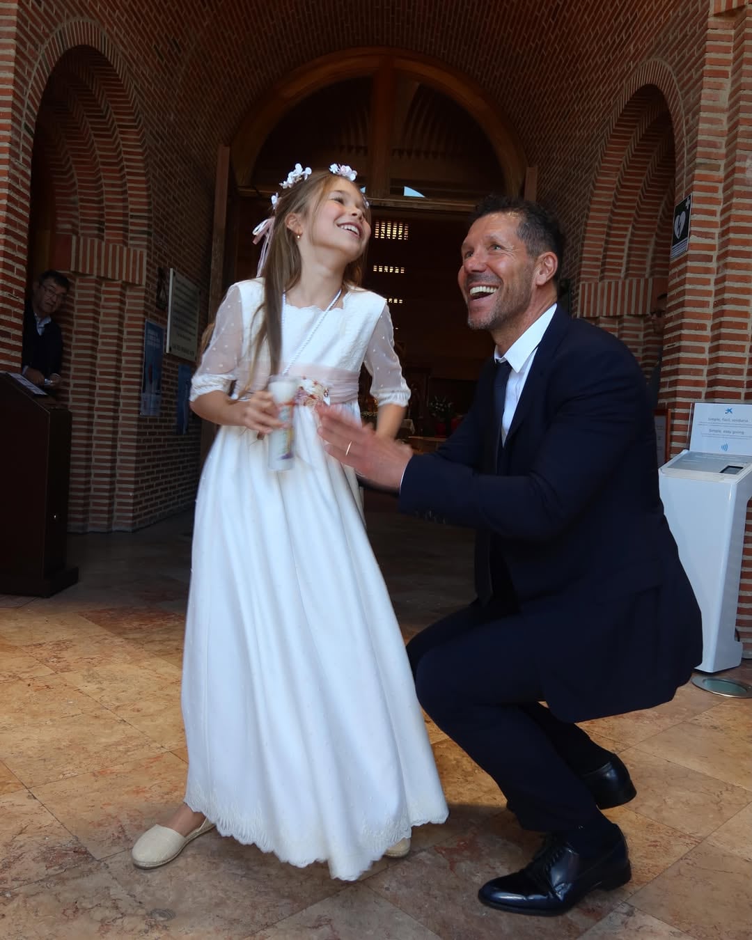 Diego Pablo Simeone junto a Francesca, su cuarta hija
