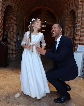 Diego Pablo Simeone junto a Francesca, su cuarta hija