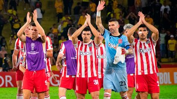 Los jugadores del Pincha saludan