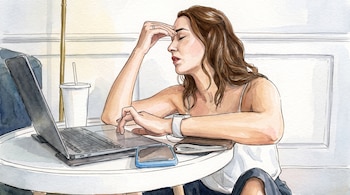 Ilustración en acuarela de una mujer que se toca la frente junto a un ordenador portátil, un teléfono móvil y una libreta en una mesa.