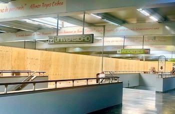 Las obras en la estación Universidad transforman la movilidad al sur de la Ciudad de México, enfrentando retrasos, reubicación de comercios y ajustes en rutas importantes. (Foto: Raúl A. González/Infobae México)