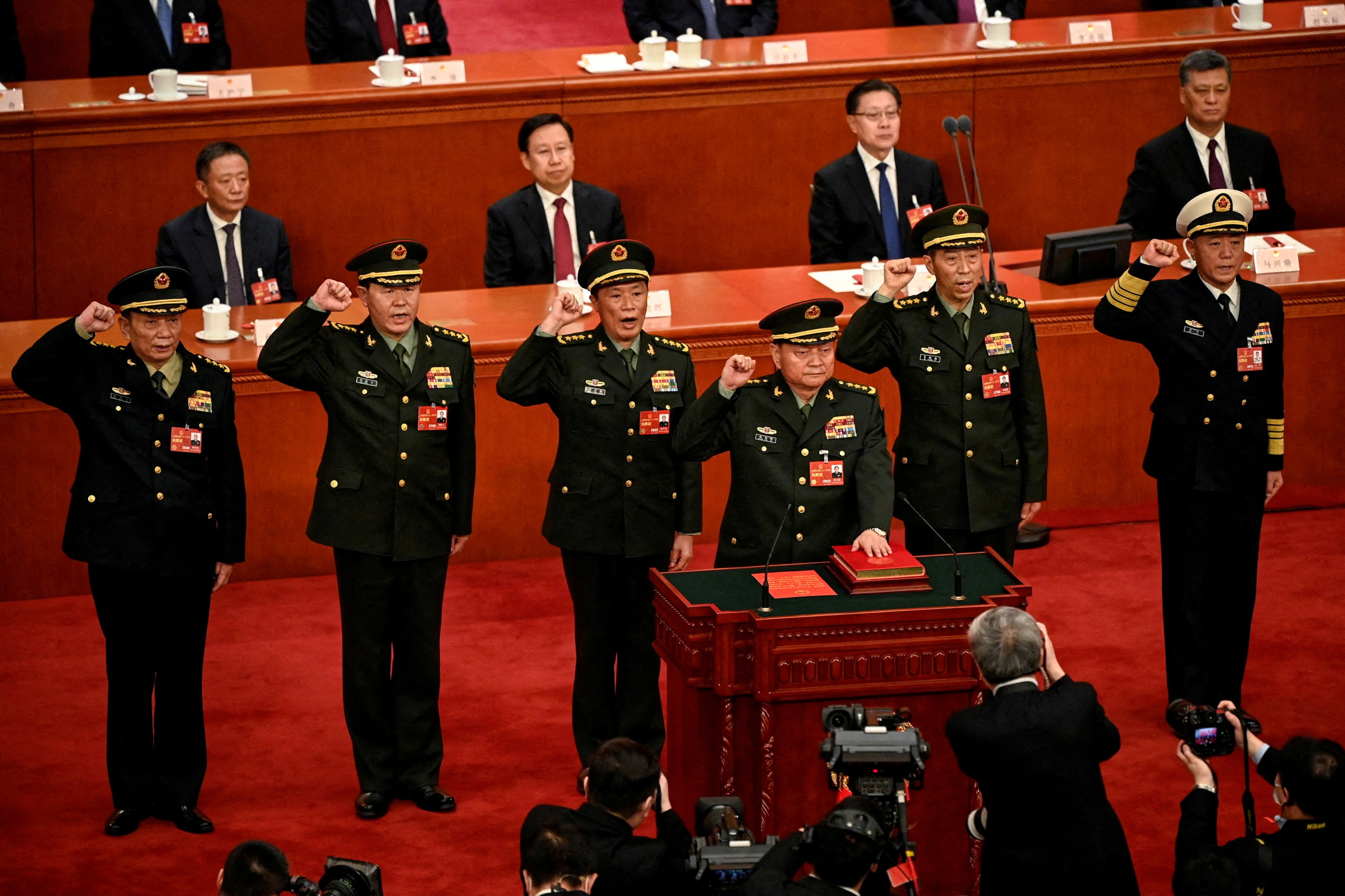 Zhang Youxia (delante), recién elegido vicepresidente de la Comisión Militar Central de la República Popular China, presta juramento junto a los miembros de la Comisión Militar Central, durante la cuarta sesión plenaria de la Asamblea Popular Nacional (APN) celebrada en el Gran Salón del Pueblo de Beijing, en 2023 (GREG BAKER/Pool via REUTERS)