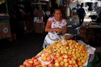 Una vendedora de frutas en