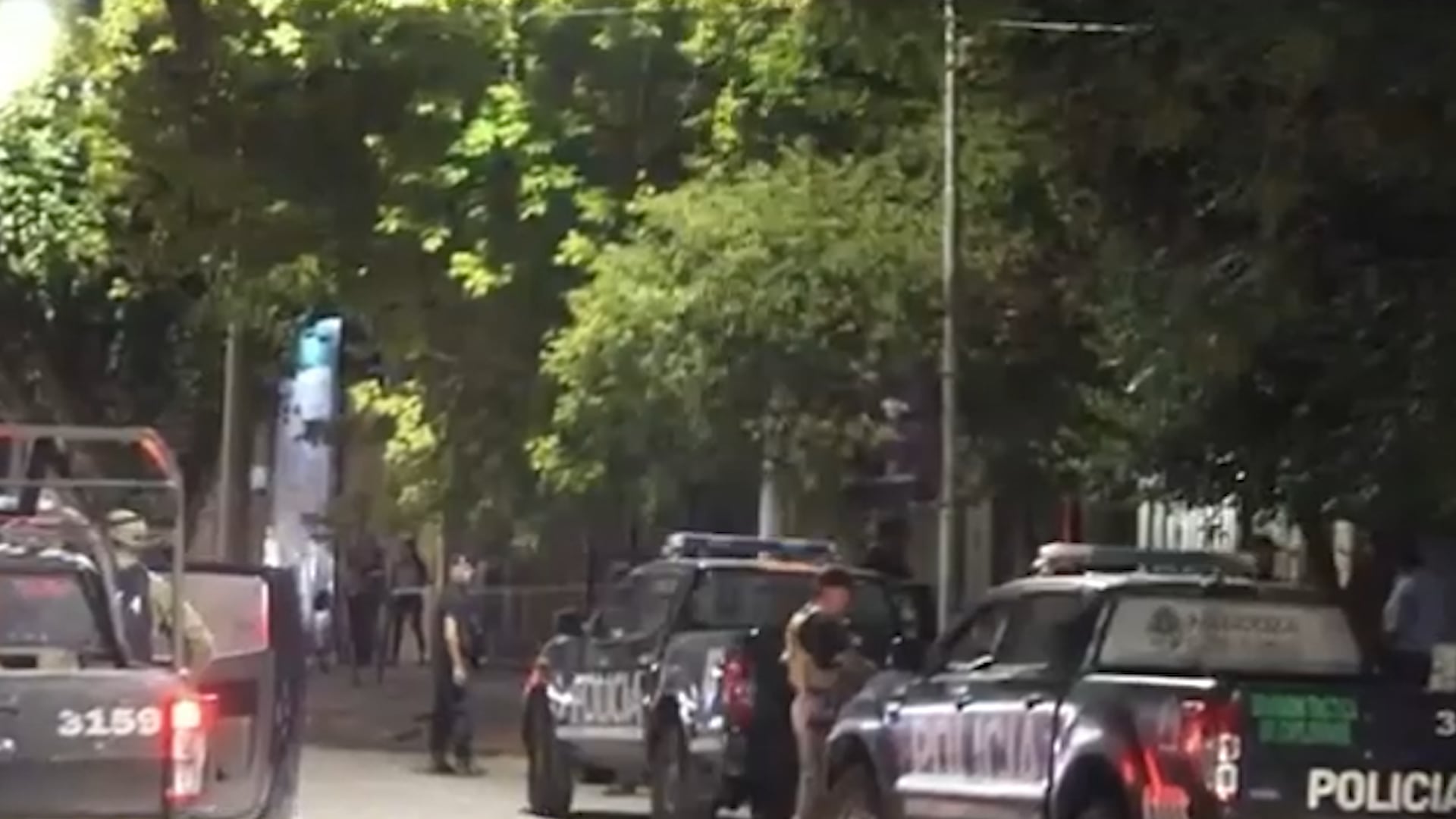 Se desplegó un importante operativo de seguridad en la zona para preservar la escena y dar con los sospechosos.