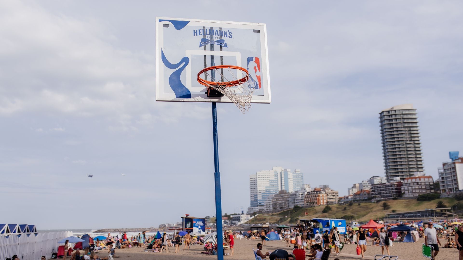 Los encuentros deportivos forman parte de la agenda que invita disfrutar del verano junto al mar (Gabriel Bulacio)