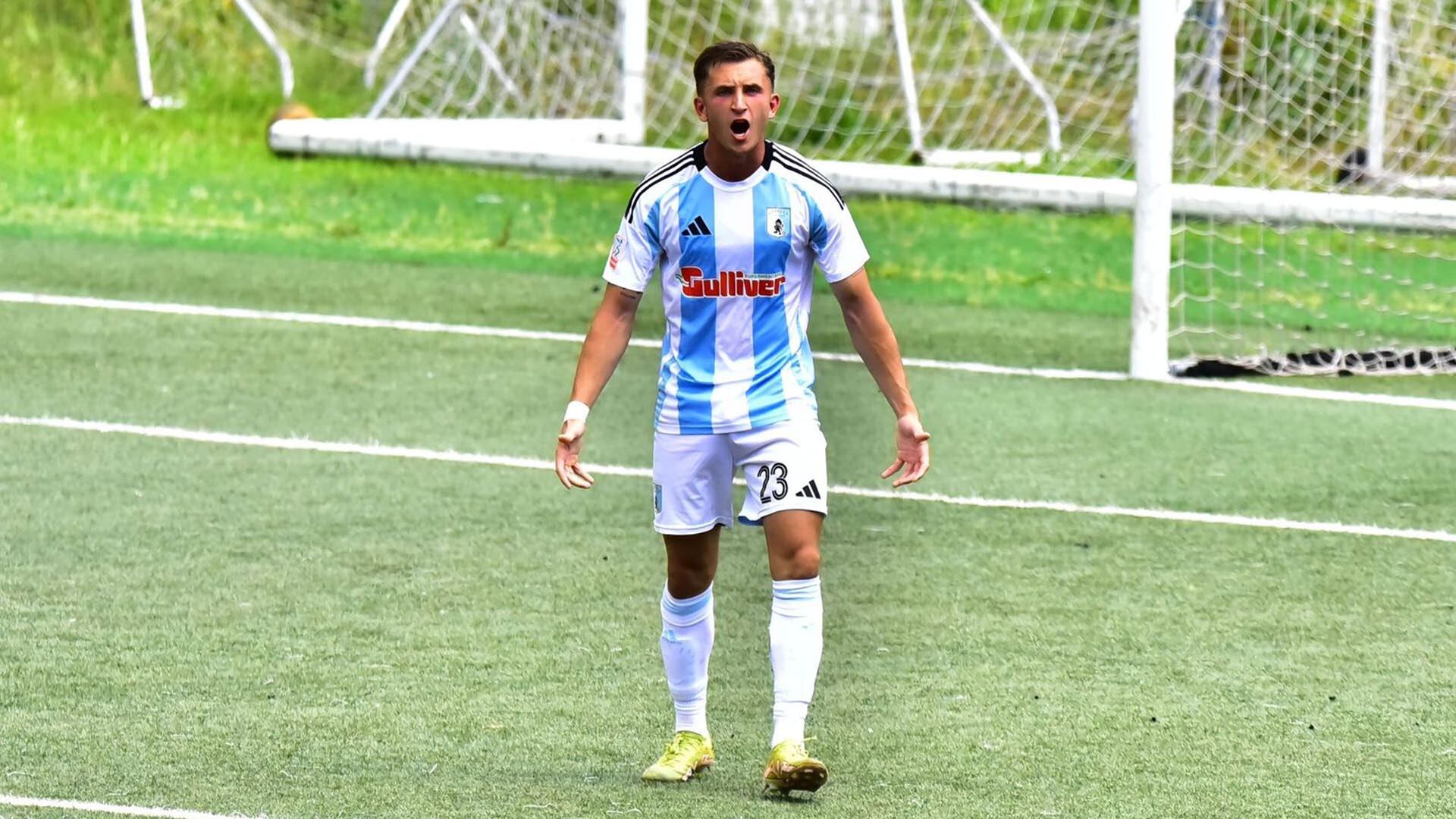 Fausto Salicioni grita un gol con la camiseta del Virtus Entella que tiene los colores de la bandera argentina