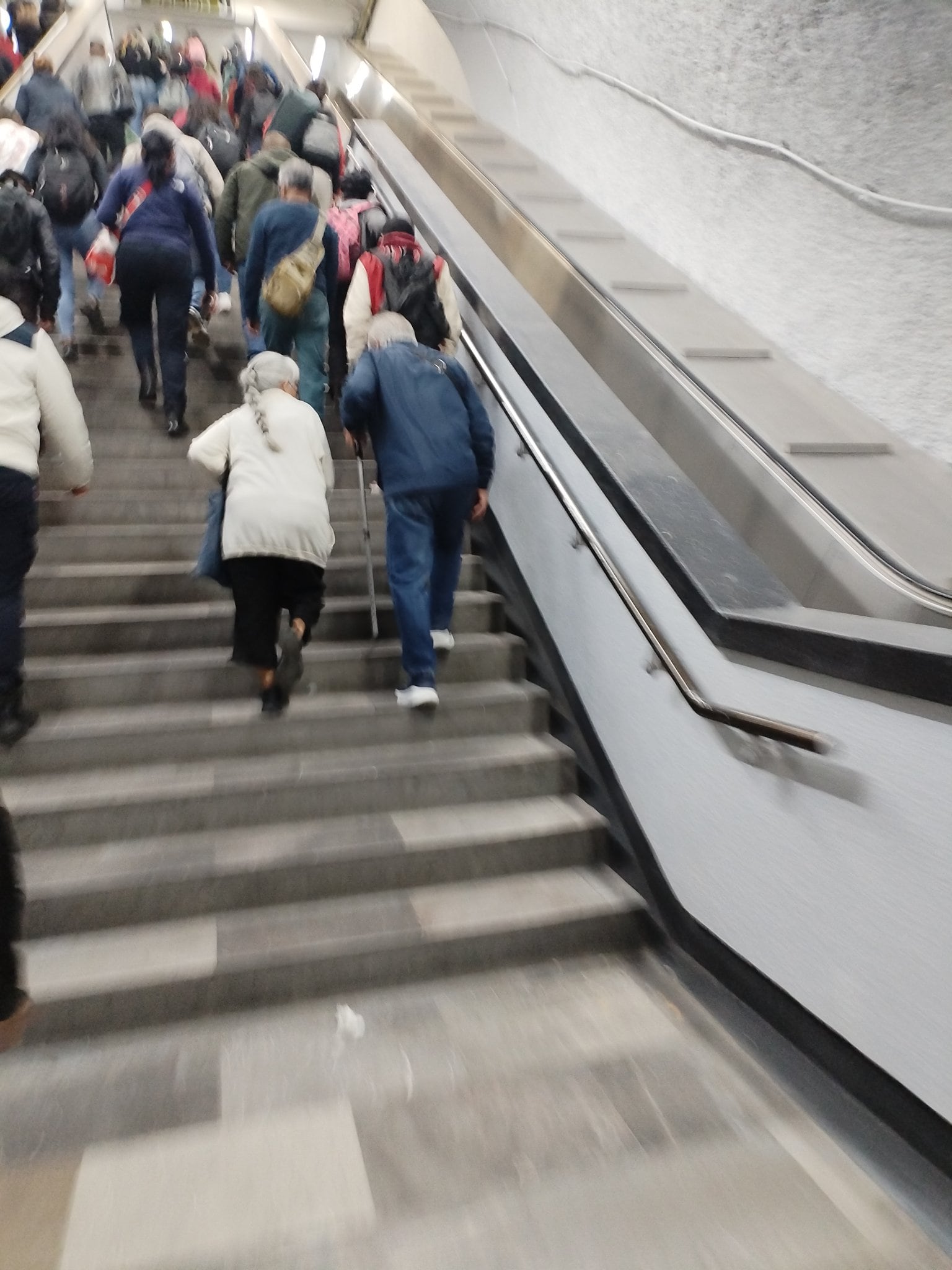 Metro CDMX estación MIguel Àngel de Quevedo escaleras electricas falla (@xcoldxwavex/X)