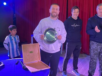 Gómez muestra la plaqueta que