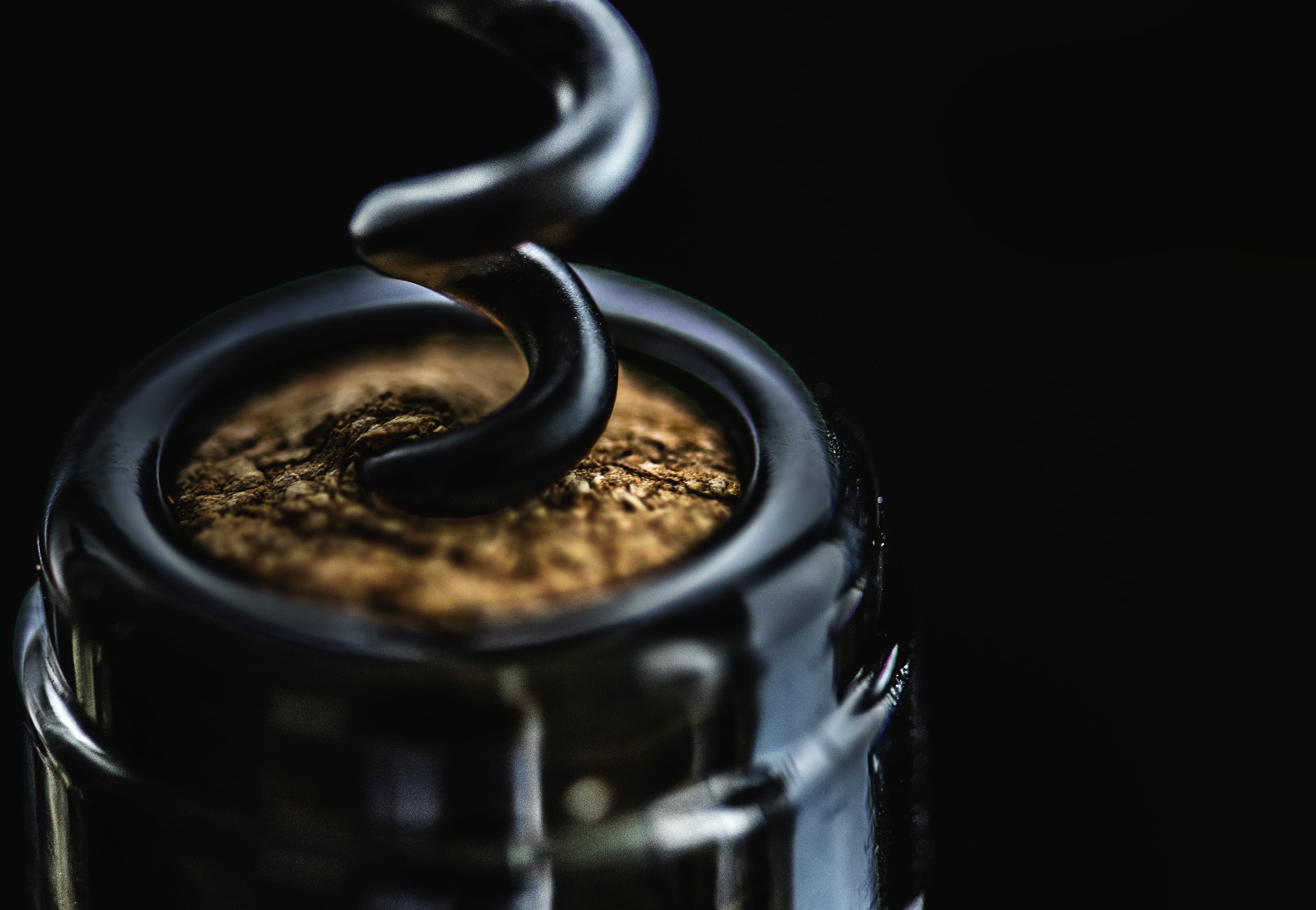 La penumbra es fundamental para evitar la incidencia de la luz en el vino (Freepik)