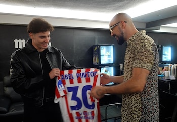 El encuentro entre Abel Pintos y Julián Álvarez estuvo marcado por un intercambio de regalos emblemático entre deporte y arte nacional