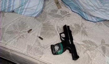 El arma incautada a los jóvenes detenidos en Uruguay (Captura Telemundo/Canal 12)