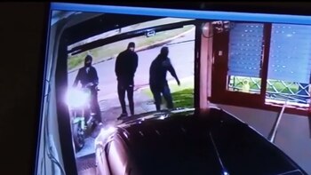 Un ex policía cortaba el