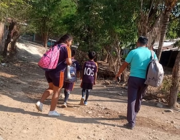 Debido a las agresiones, menores abandonaron sus escuelas. (Facebook Comunicación Ostula)
