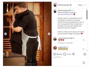 Maxi López, con camiseta oscura y delantal blanco atado a la espalda, abraza a Wanda Nara, quien está de espaldas y lleva ropa oscura, en un estudio de televisión