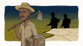 Un hombre con sombrero de paja, camisa y bigote carga una azada al hombro y una maleta mientras camina por un campo. Detrás se ven dos siluetas de hombres armados.