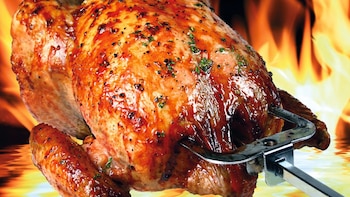 El pollo a la brasa era exclusívo de la elite limeña en los años 50: ¿cómo llegó al plato de todos los peruanos?