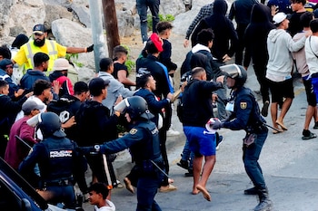 raslado de migrantes al campamento del puerto de Ceuta