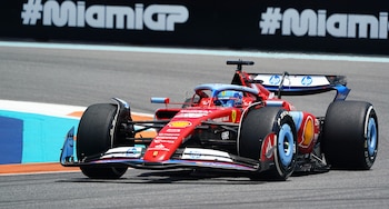 Leclerc con el Ferrari azul