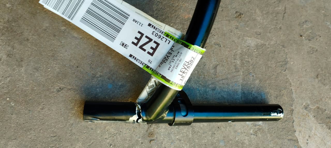 Parte del respaldo de la silla que le rompieron en Ezeiza