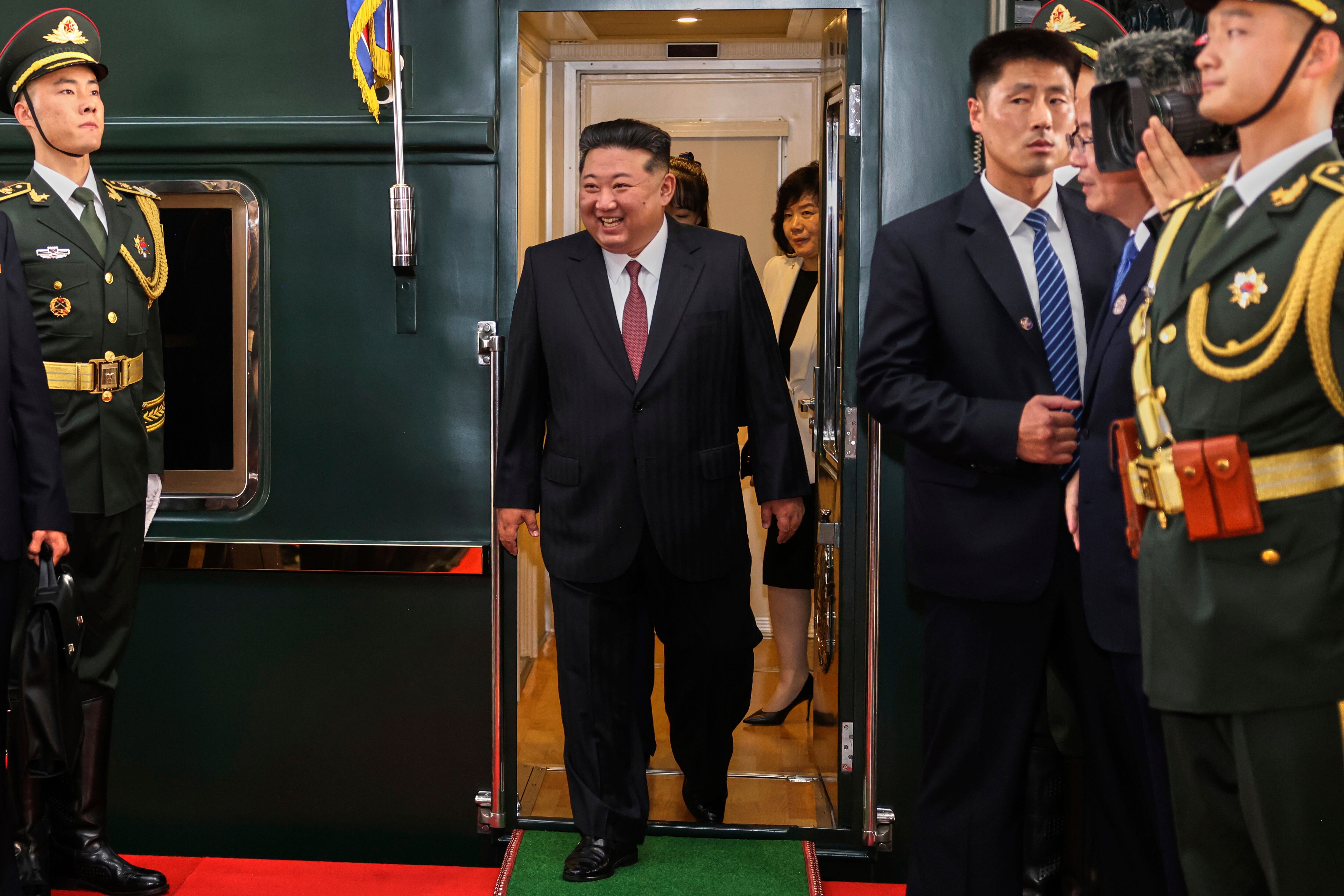 El dictador norcoreano Kim Jong-un desciende de un tren al llegar a una estación de ferrocarril en Beijing, China, el martes 2 de septiembre de 2025 (AP)