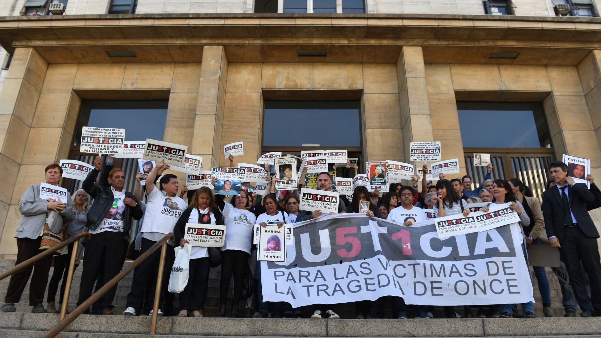 Familiares de las víctimas de la Tragedia de Once frente a los Tribunales de Comodoro Py (Maximiliano Luna)