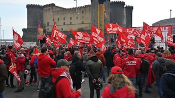 Decenas de miles de personas