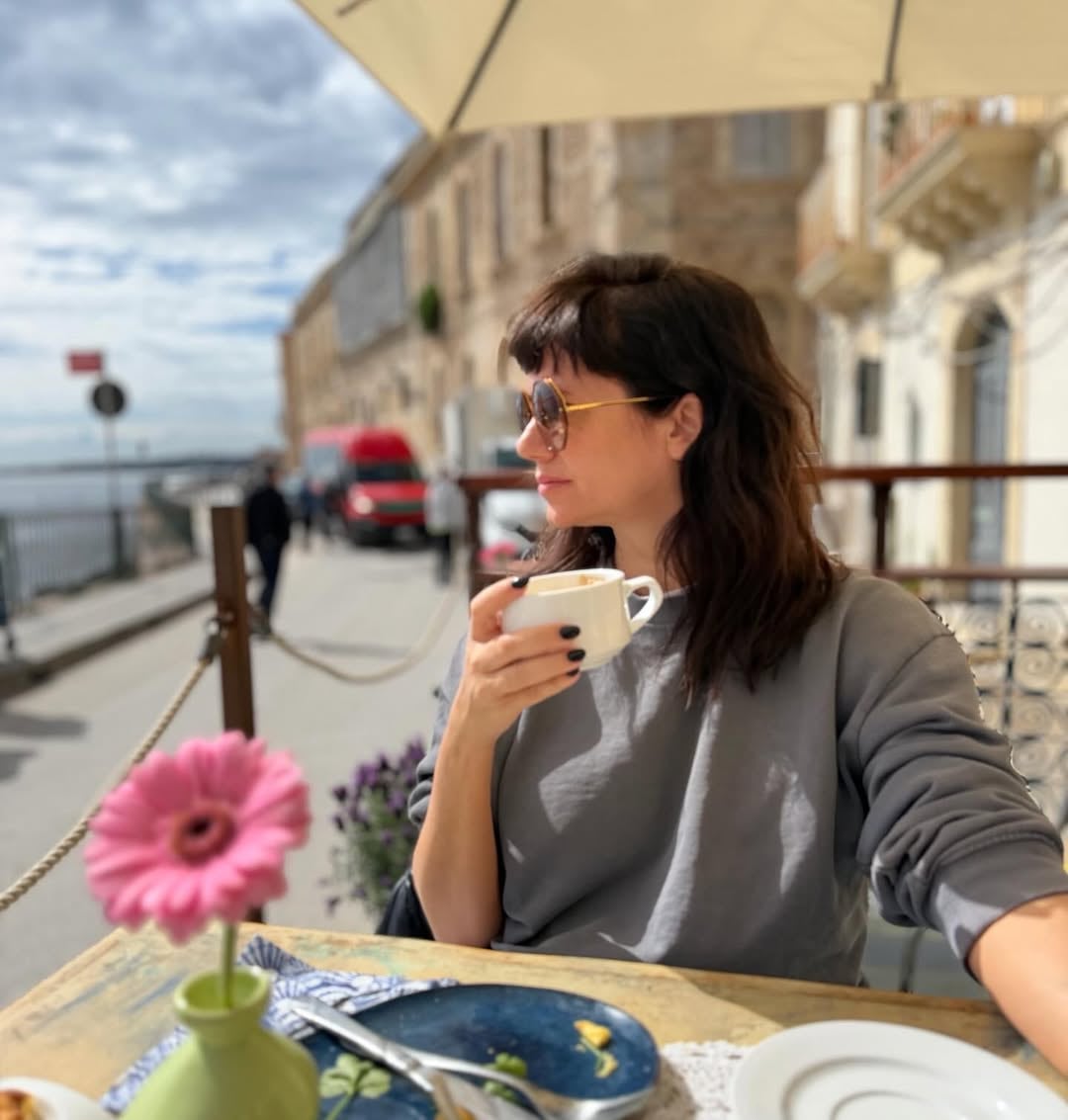 La actriz eligió hacer una pausa en un café a orillas del Mediterráneo