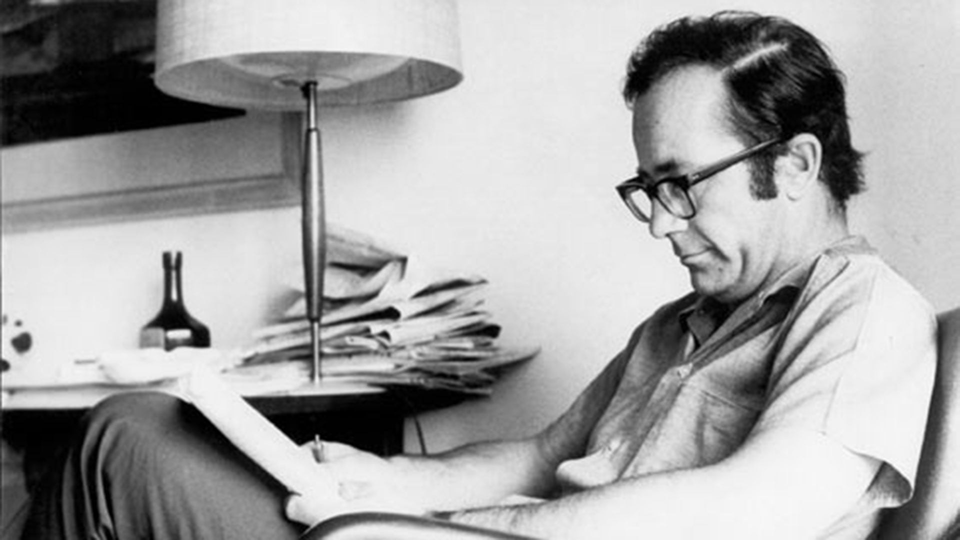La noche del 9 de junio de 1956, Rodolfo Walsh escuchó el tiroteo en La Plata durante el levantamiento de Juan José Valle y Raúl Tanco contra la Revolución Libertadora