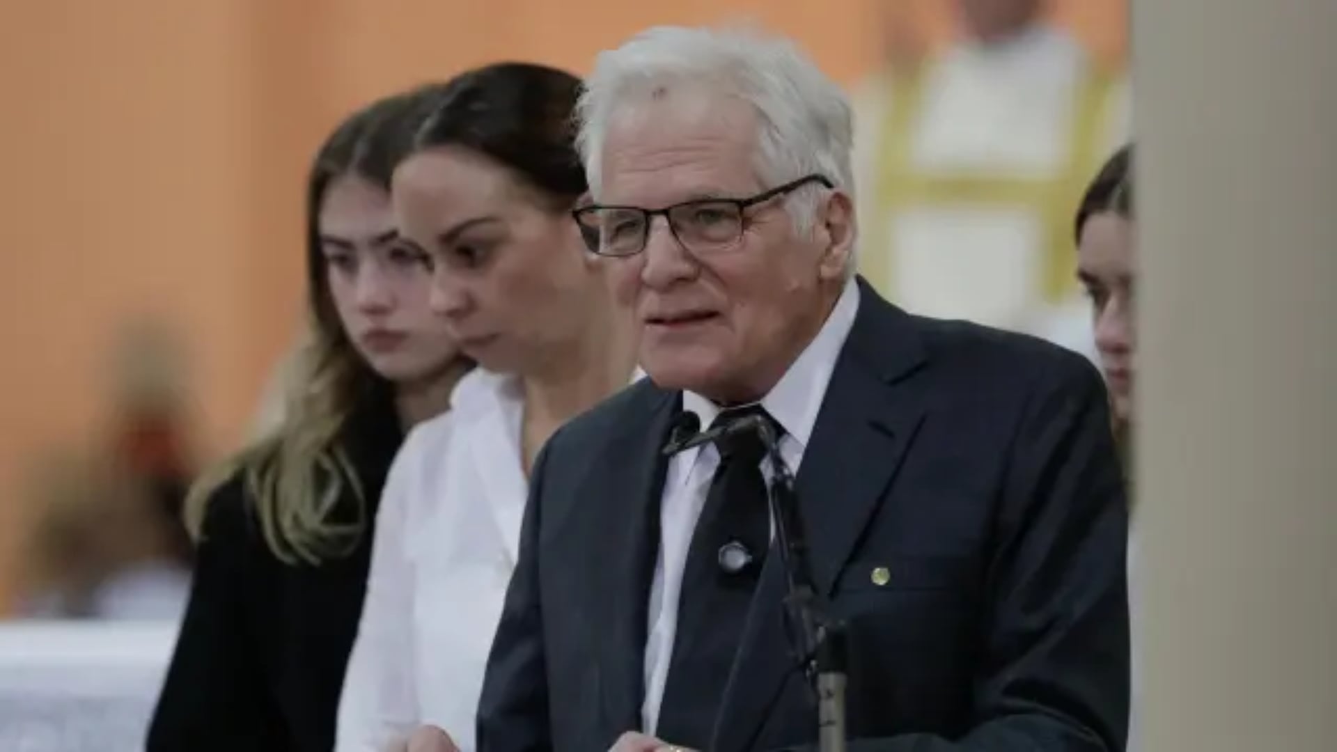 Durante el funeral de Miguel Uribe Turbay, su padre, Miguel Uribe Londoño, recordó que en la misma Catedral Primada despidió a su esposa, Diana Turbay, hace más de tres décadas - crédito Carlos Ortega/EFE