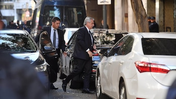 Alberto Fernández llegando al departamento