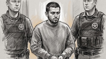 Ilustración a lápiz de un hombre esposado con sudadera gris entre dos oficiales con chalecos tácticos del Servicio de Alguaciles.