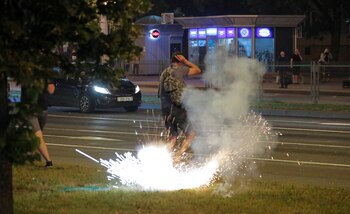 Un petardo estalla en los