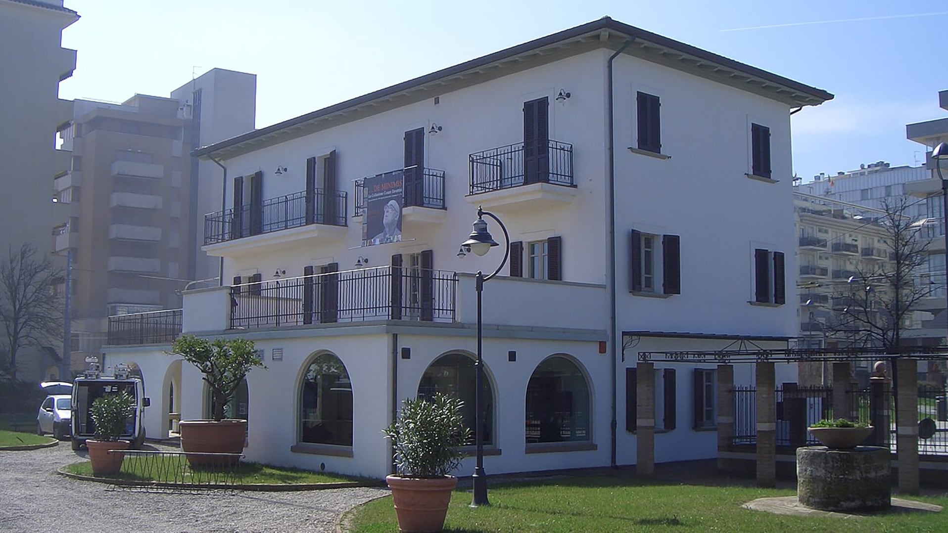 La Villa Mussolini de Riccione fue adquirida por el municipio para evitar su apropiación por grupos nostálgicos del fascismo y fortalecer la memoria democrática