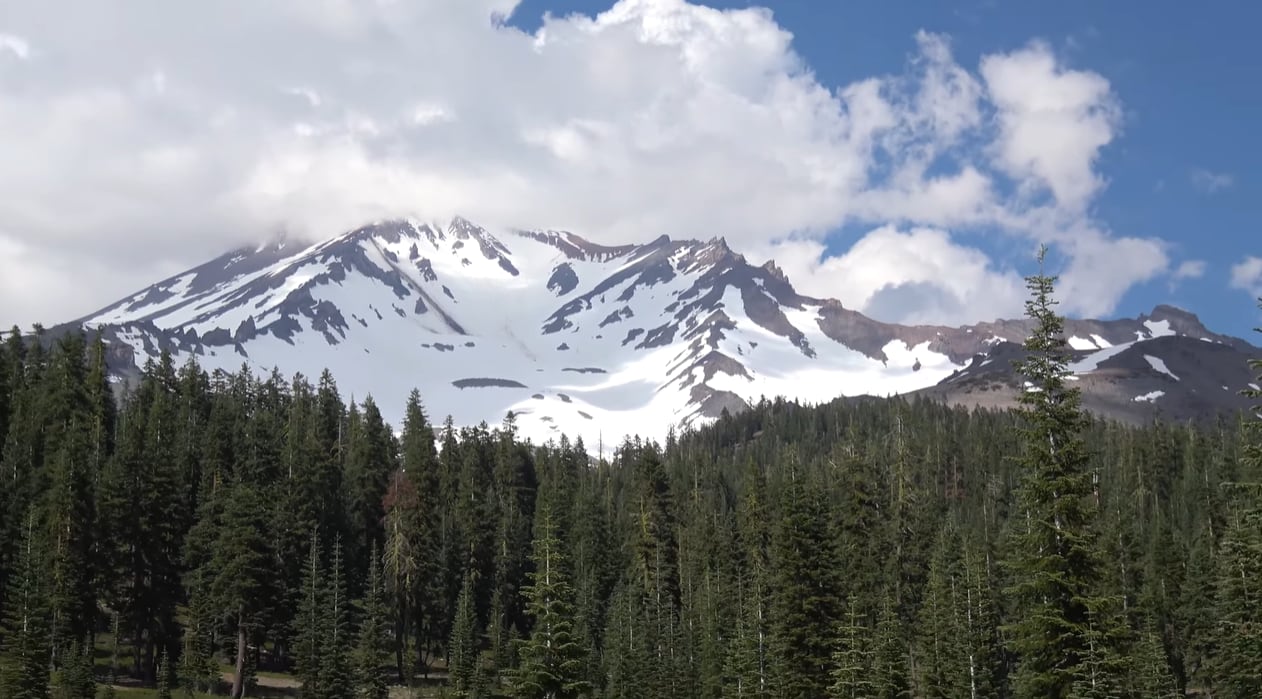 Con sus más de 4.300 metros de altura, el monte Shasta representa uno de los mayores desafíos del alpinismo en la costa oeste y exige una preparación rigurosa para quienes buscan su cumbre (@Larry Richardson)