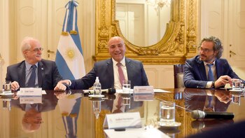 Juan Manzur sonríe acompañado por