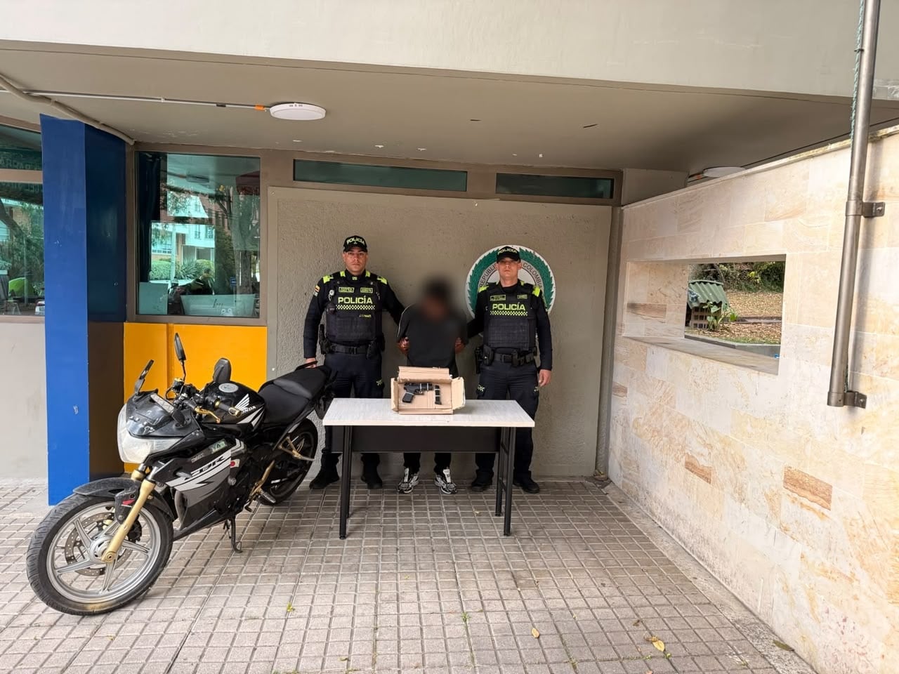Este detenido fue el que atracó a una mujer en el barrio Chicó Navarra, y enfrenta cargos por los delitos de hurto y porte de armas de fuego - crédito Mebog