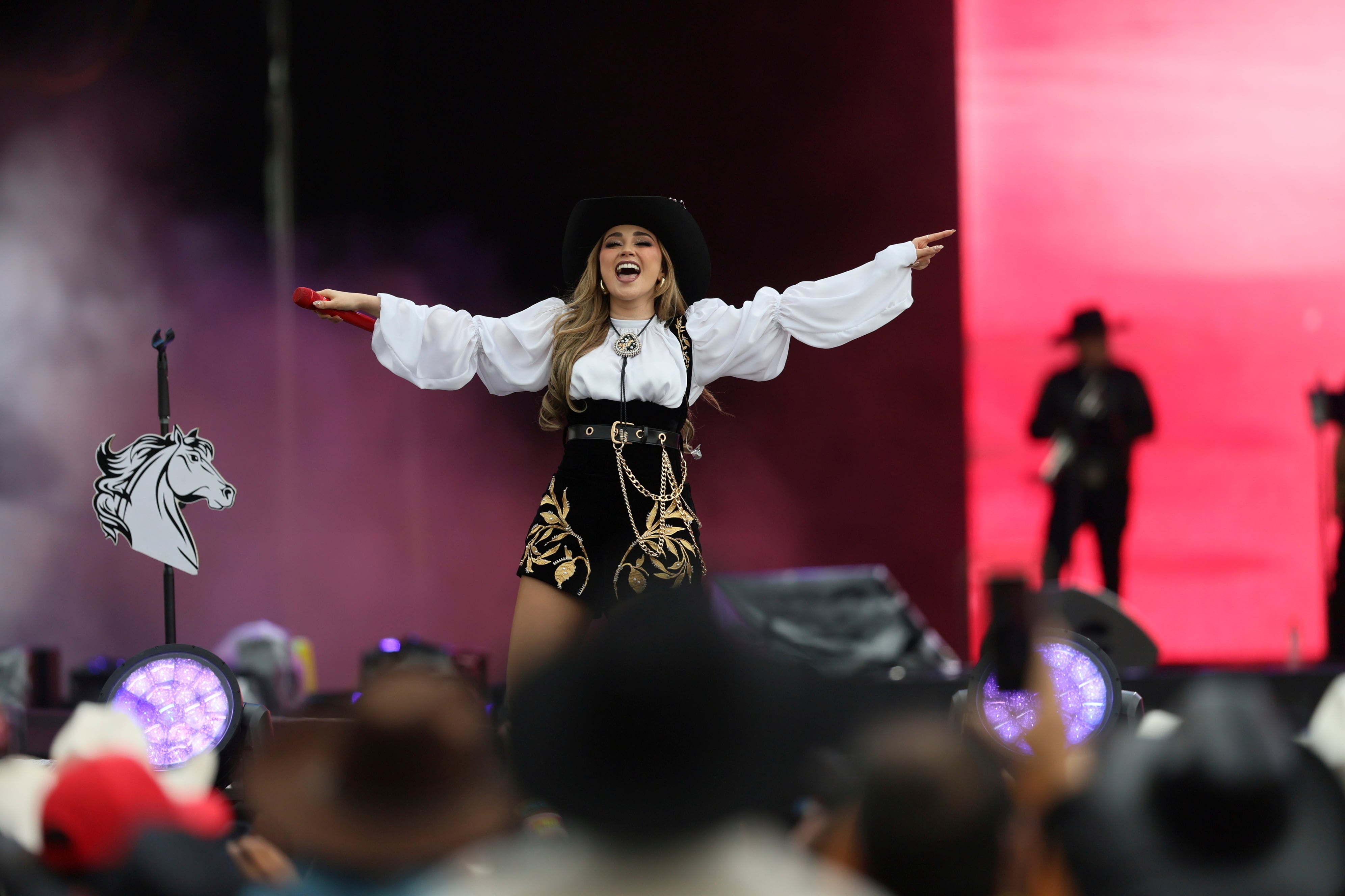 La cantante mexicana Carolina Ross durante su presentación en el festival Arre en la Ciudad de México el 7 de septiembre de 2024. (Foto AP/Ginnette Riquelme)
