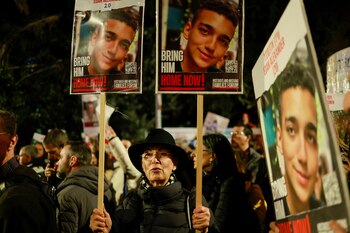 Una persona sostiene pancartas durante