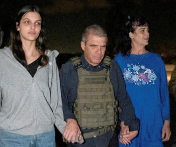 El enviado israelí para los rehenes, Gal Hirsch, junto a dos cautivos de Hamas liberados en octubre (REUTERS)