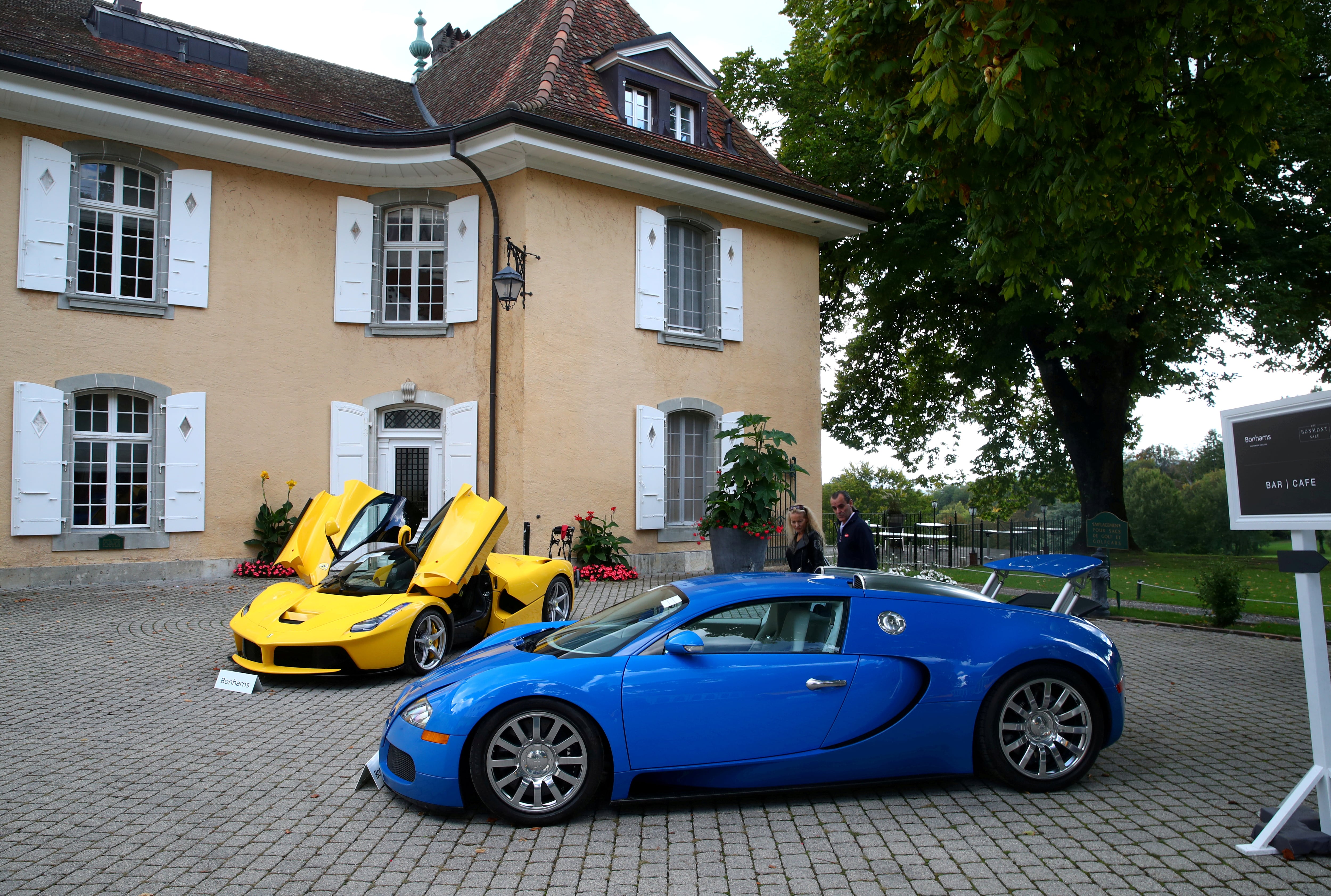 Una Ferrari (2015) y un Bugatti Veyron EB 16.4 Coupé (2010). Dos de los varios autos de lujo que fueron confiscados en 2019 a los Obiang como parte de un acuerdo con una fiscalía suiza por un caso de lavado de dinero. Corrupción (REUTERS)