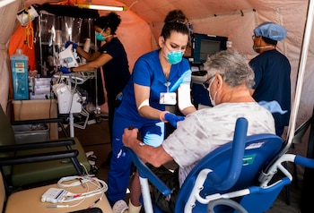 Trabajadores de la salud examinan