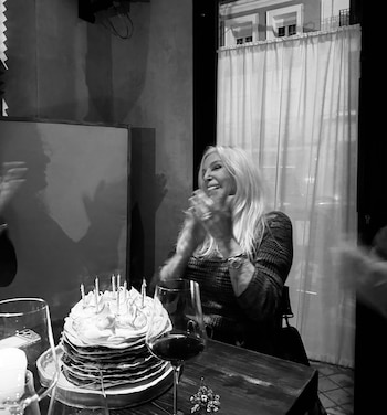 La conductora, entusiasmada, aplaudiendo frente