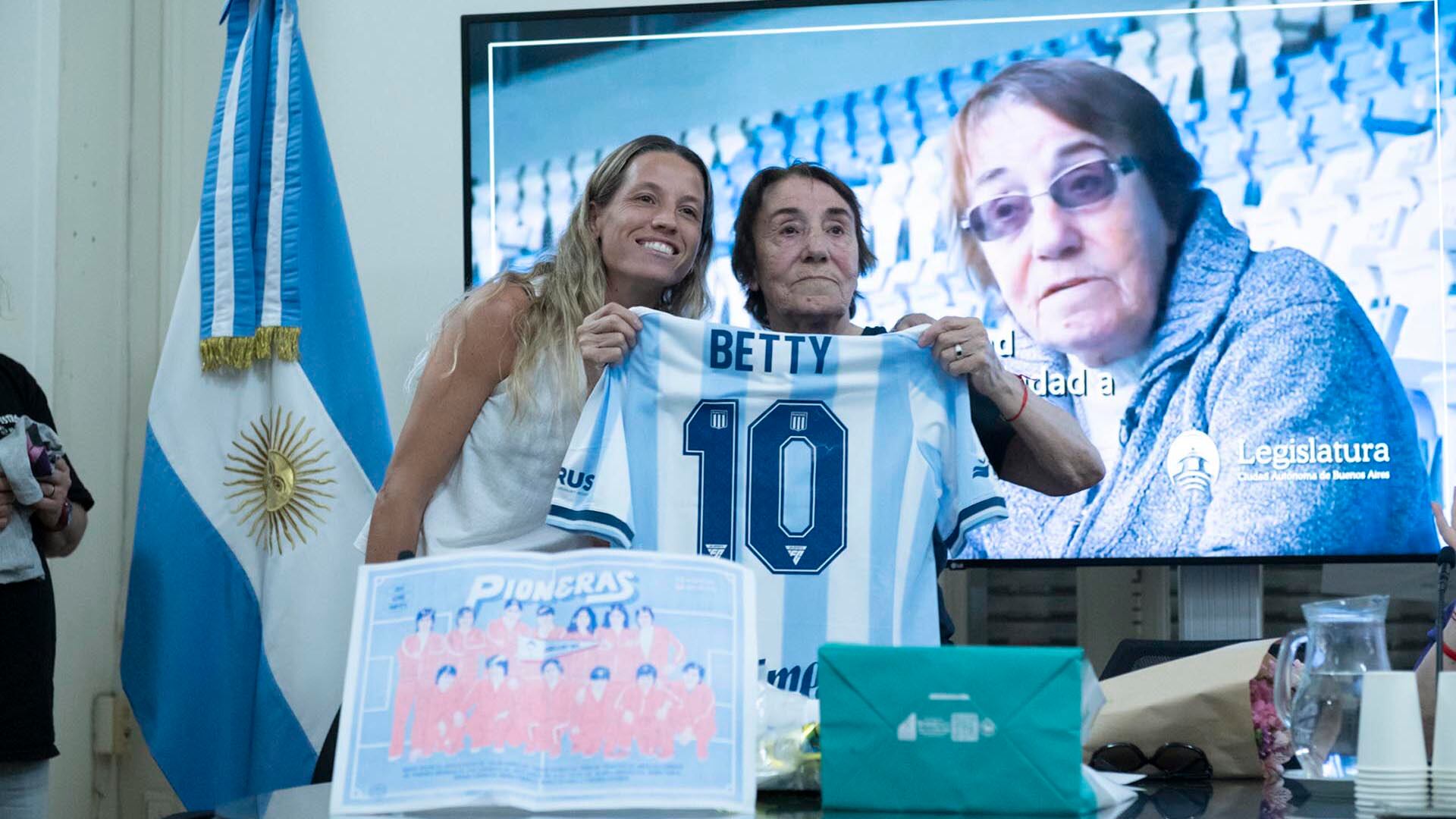 Betty García, posando con la camiseta argentina y su número característico (Fotografía: LegisCABA/Laura Palmiotti).