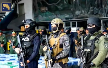 Agentes de la Policía de Control de Drogas y fuerzas especiales de Costa Rica exhiben parte de la droga decomisada durante operativos contra el narcotráfico en el primer semestre de 2026 (Cortesía Presidencia CR).