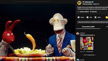 Captura de pantalla de una red social donde dos títeres están sentados ante un plato con un ají amarillo sobre hojas de lechuga