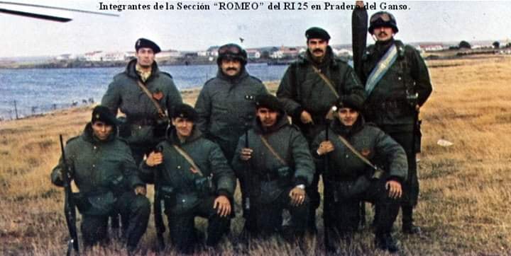 Integrantes de la Sección Romeo: arriba, de izquierda a derecha sargento García, teniente primero Macci y los subtenientes Gómez Centurión y Aguiar. Abajo los cabos Avila, Martín, Oviedo y Pacheco