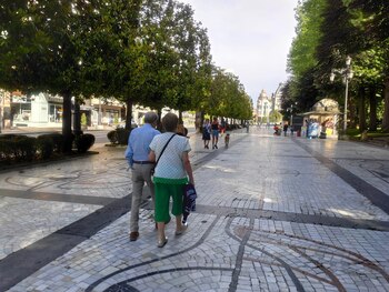 03-06-2020 Gente paseando por el Campo San Francisco de Oviedo durante la Fase 2 de la desescalada por el coronavirus.
POLITICA
