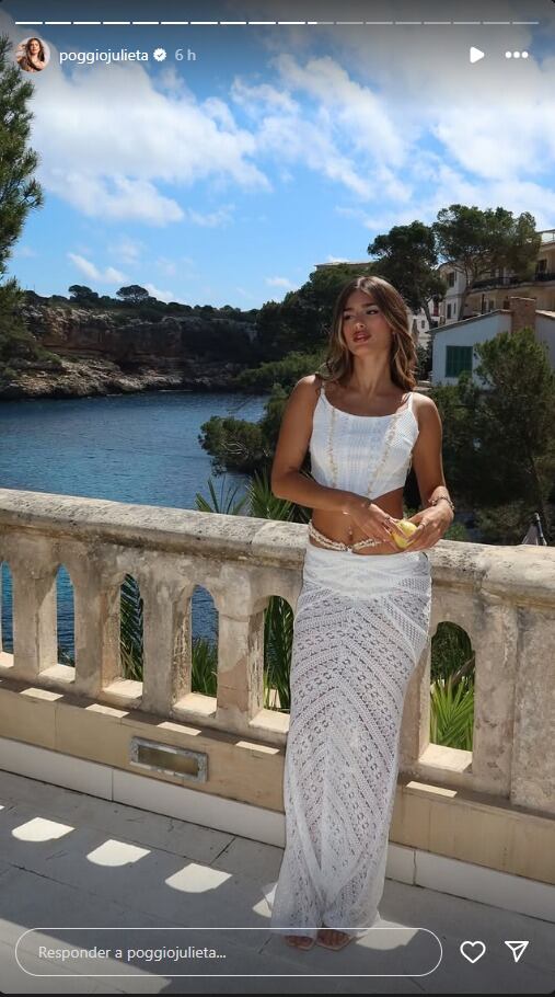 El look total white de Juli Poggio para su tarde en Palmas de Mallorca