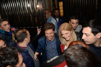 Kicillof y Magario saliendo de