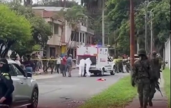 El Ejército afirmó que el suboficial reaccionó con su arma de dotación ante una presunta agresión contra su integridad física - crédito captura de video @lavozdepueblo1 / X